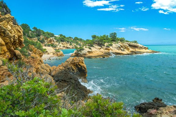 Detalle de la costa , Vista del Illot masia en L`Ametlla de Mar